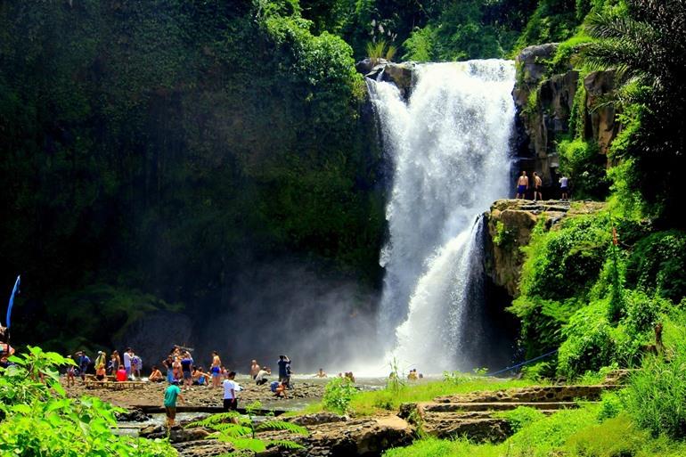 Tegenungan waterfall