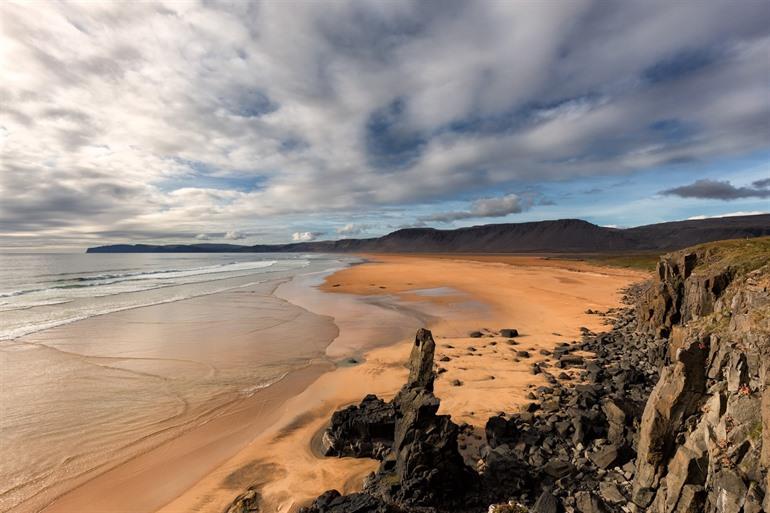 The red Raudisandur beach